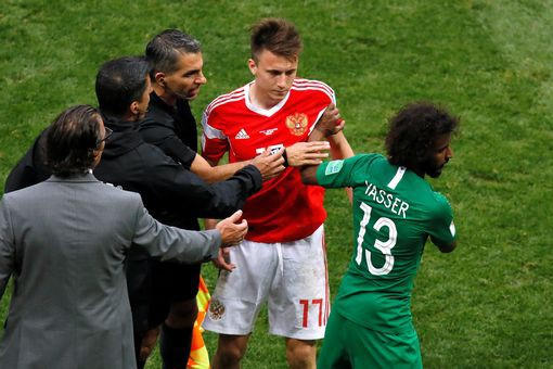 Golovin (thứ hai từ phải sang) phải nhận thẻ vàng đầu tiên ở World Cup