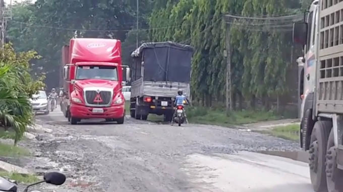 Tình trạng con đường lầy lội, bụi bẩn kéo dài trong vài ngày, thậm chí là cả tuần.
