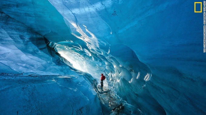 Ảnh chụp một hang động băng giá mang tên Svínafellsjökull Glacier tại Iceland. Theo thống kê từ năm 2000, các dòng sông băng tại đây đã mất đi 12% kích thước do tác động của "Nóng lên toàn cầu".