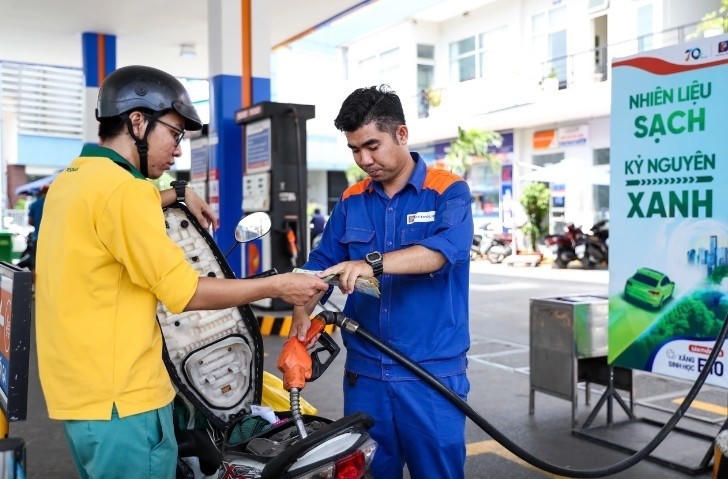 Thủ tướng yêu cầu Bộ Công Thương chỉ đạo các doanh nghiệp đầu mối chủ động tìm kiếm nguồn cung, bảo đảm 30% nhu cầu xăng dầu từ nguồn nhập khẩu.