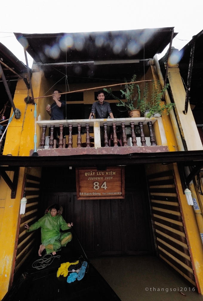 Người dân bị cô lập trên tầng cao các ngôi nhà, chờ nước rút. Trong số này có nhiều du khách trong nước và quốc tế đang trong thời gian du ngoạn, bị mắc kẹt. Phần lớn họ phải tìm cách di chuyển ra Đà Nẵng để tiếp tục cuộc vui.