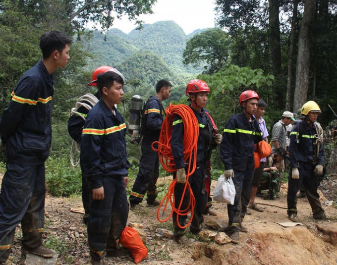 Lực lượng bên ngoài cưa hang luôn sẵn sàng tác chiến.