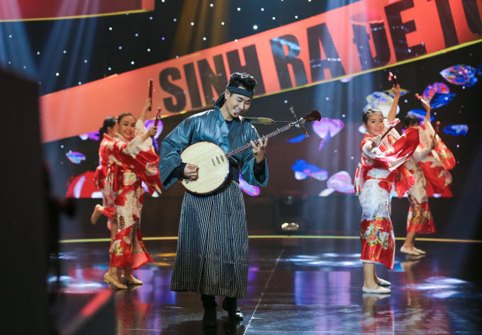 Nguy&ecirc;n Khang mặc kimono chơi nhạc cụ d&acirc;n tộc