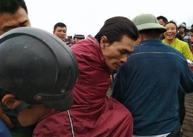 Người đàn ông nhảy cầu may mắn thoát chết được người dân đưa vào bệnh viện.