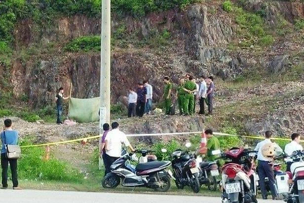 Lực lượng chức năng đang tiến hành khám xét hiện trường. (Ảnh: NV)