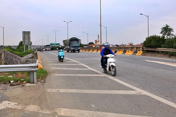 vach-giao-thong-bat-hop-ly-o-ha-noi-1637642807312