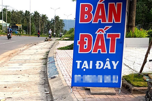Một trong những áp phích rao bán đất ở trục đường chính của huyện đảo Phú Quốc. Ảnh: Phúc Hưng