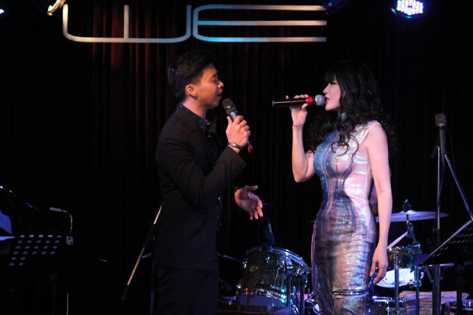 Nhật Hạ và Lân Nhã song ca tình tứ trên sân khấu.