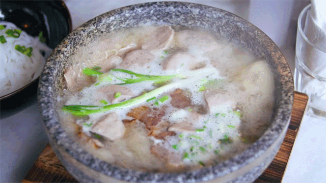 Không chỉ bánh mì, Sài Gòn giờ còn có cả tô phở lên tới 2,3 triệu