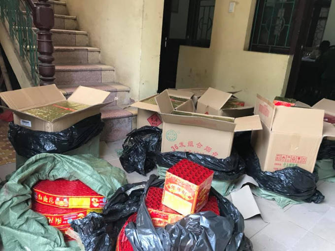 Bắt giữ xe taxi vận chuyển hơn 2 tạ pháo từ Lạng Sơn về Hà Nội