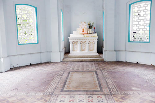 Trong nhà mộ có 3 mộ phần, gồm 3 bia đá khác màu có chiều rộng khoảng 1m và dài gần 2m được lát băng phẳng. Mộ cụ Trương Vĩnh Ký nằm ở giữa, hai bên là người vợ và con trai cả.