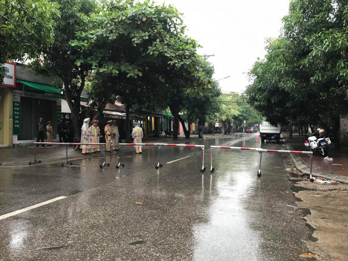 Chiều ngày 1/10, trời đổ mưa, lực lượng chức năng vẫn siết chặt vòng vây.