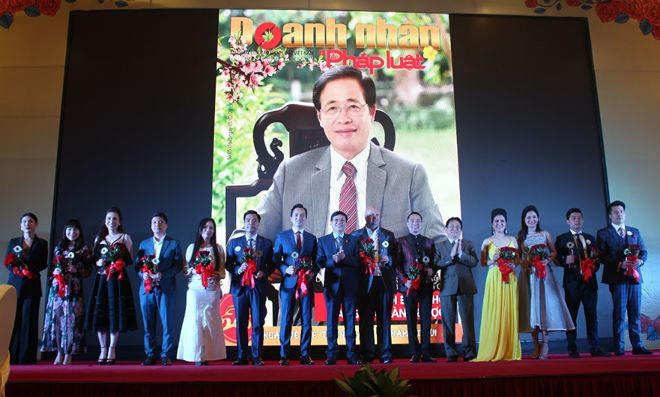 Ông Hồ Quang Lợi - Phó Chủ tịch Thường trực Hội Nhà báo Việt Nam và Phó Tổng Biên tập Thường trực Đặng Ngọc Luyến trao Kỷ niệm chương cho các DN là gương mặt trang bìa của ấn phẩm DN&PL.