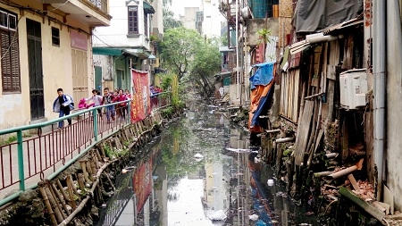 Do những trục trặc từ dự án mương Thụy Khuê, người dân xung quanh vẫn phải sống tạm bợ trong ô nhiễm.