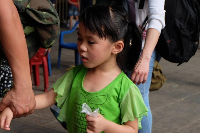 Em bé tỏ ra khá mệt mỏi sau chuyến đi...