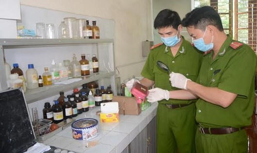 Giám định viên Phòng Kỹ thuật hình sự, Công an tỉnh Tuyên Quang đang giám định dấu vân tay trên tang vật.