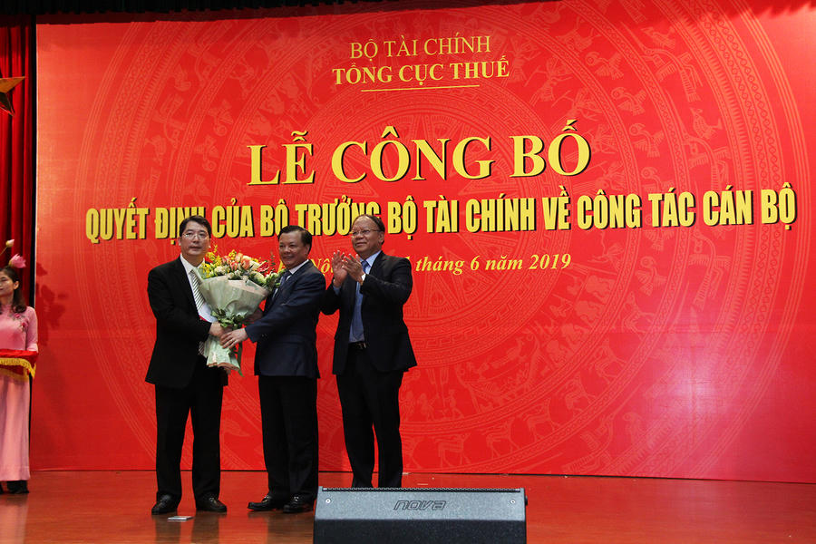 Bộ trưởng Bộ Tài chính Đinh Tiến Dũng cùng ông Bùi Văn Nam tặng hoa chúc mừng tân Tổng cục trưởng Cao Anh Tuấn