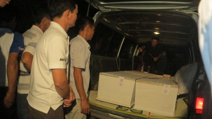 Khuya cùng ngày thi thể các anh mới được đưa về đến quê nhà, cả xóm nghèo ai oán tiếng khóc thương.