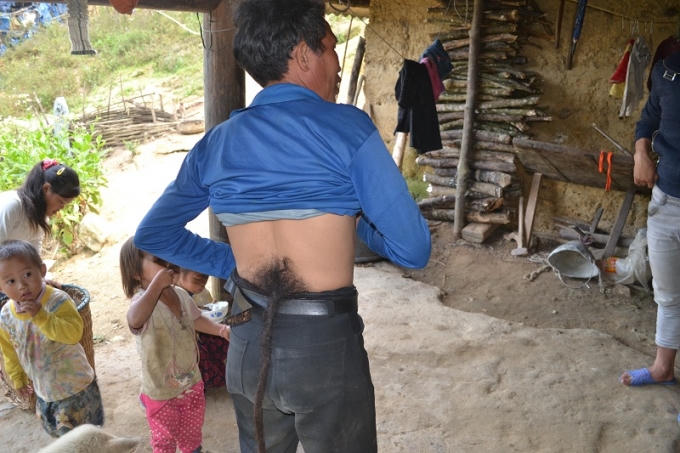 Chúng khoe cái đuôi của mình. (Ảnh: Phàn Giào Họ).