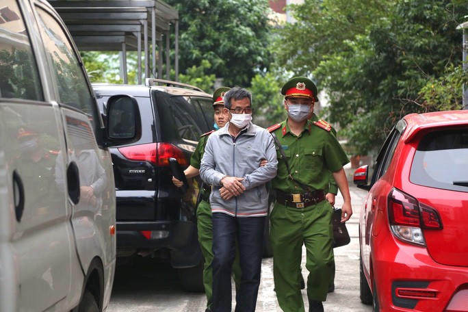 Bị cáo Đoàn Hồng Dũng được dẫn giải tới phiên toà