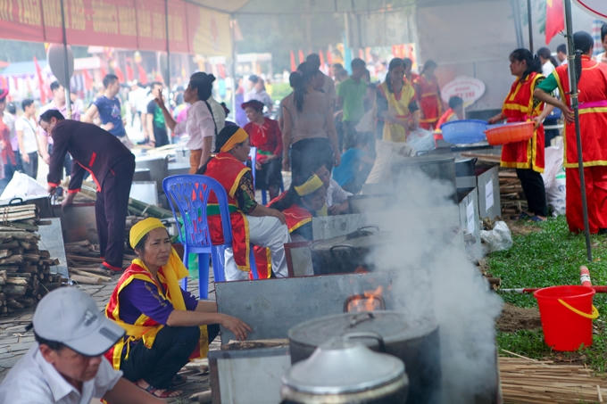 Rộn ràng hội thi gói, nấu bánh chưng bánh giầy