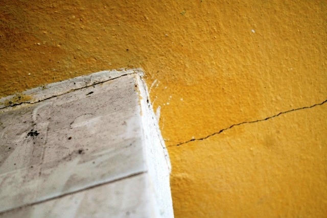 TT Huế: Những vết nứt &ldquo;kh&oacute; hiểu&rdquo; tại Nhà văn hóa x&atilde; Hương Ph&uacute;