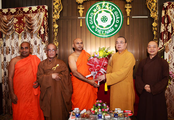 Ngài Bhante Seewalee tặng hoa và quà tới Hòa Thượng Thích Thanh Nhiễu