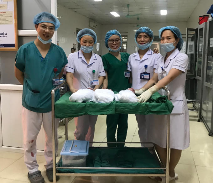 Kíp trực đã giúp sản phụ vượt cạn thành công hạ sinh 3 cháu bé an toàn.