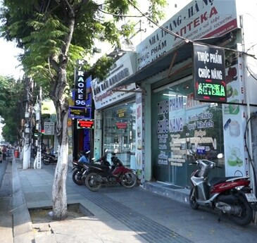 Nhà hàng Karaok và dãy ki ốt ở 96, Trần Phú.