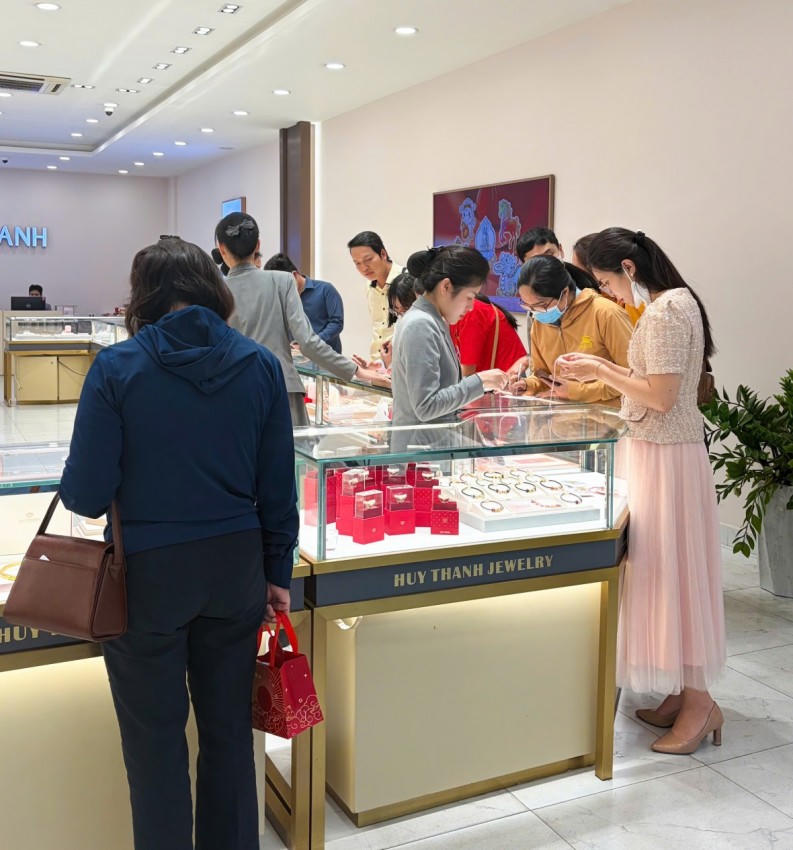 Một số cửa hàng tại trung tâm thương mại, lượng khách cũng tăng vọt.