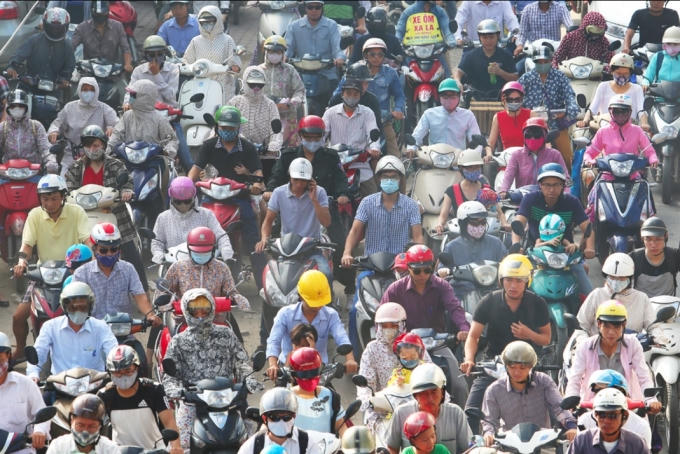 Rất nhiều người dân đã mất hàng giờ đồng hồ để có thể di chuyện được vài chục cm. Nguyên nhân ban đầu được xác định, do vụ va chạm giữa xe máy và xe ô tô tại giờ cao điểm.