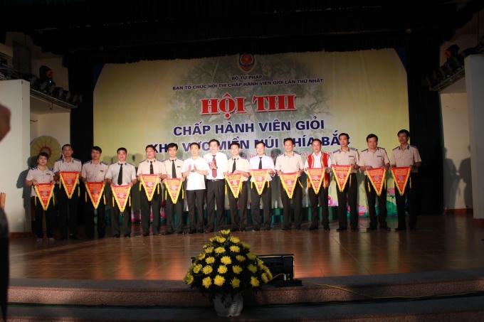 Ban giám khảo trao cờ lưu niệm cho các đơn vị tham gia.