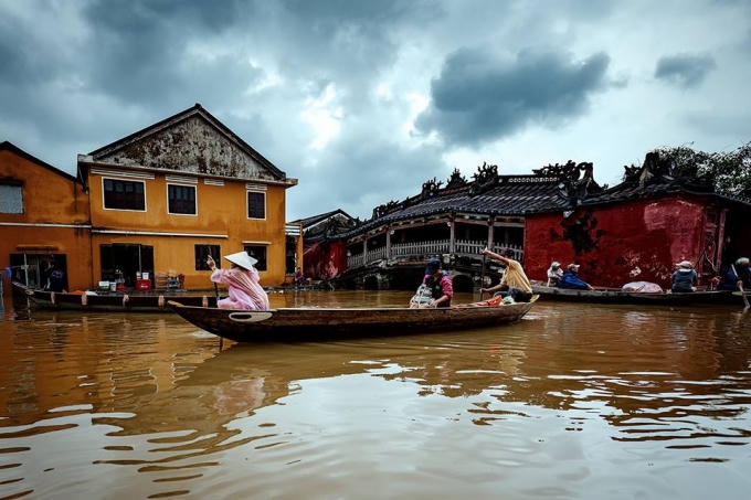 Chùa cầu Nhật Bản trở thành bến thuyền trong mùa lũ lụt.