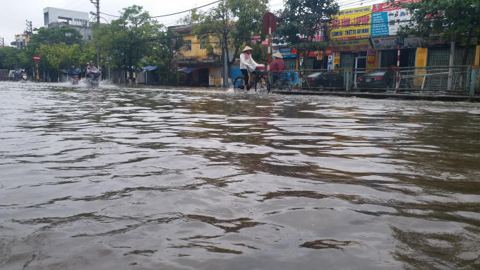 Đường Lý Bôn, phường Tiền Phong, TP Thái Bình  biến thành sông sau mỗi trận mưa.
