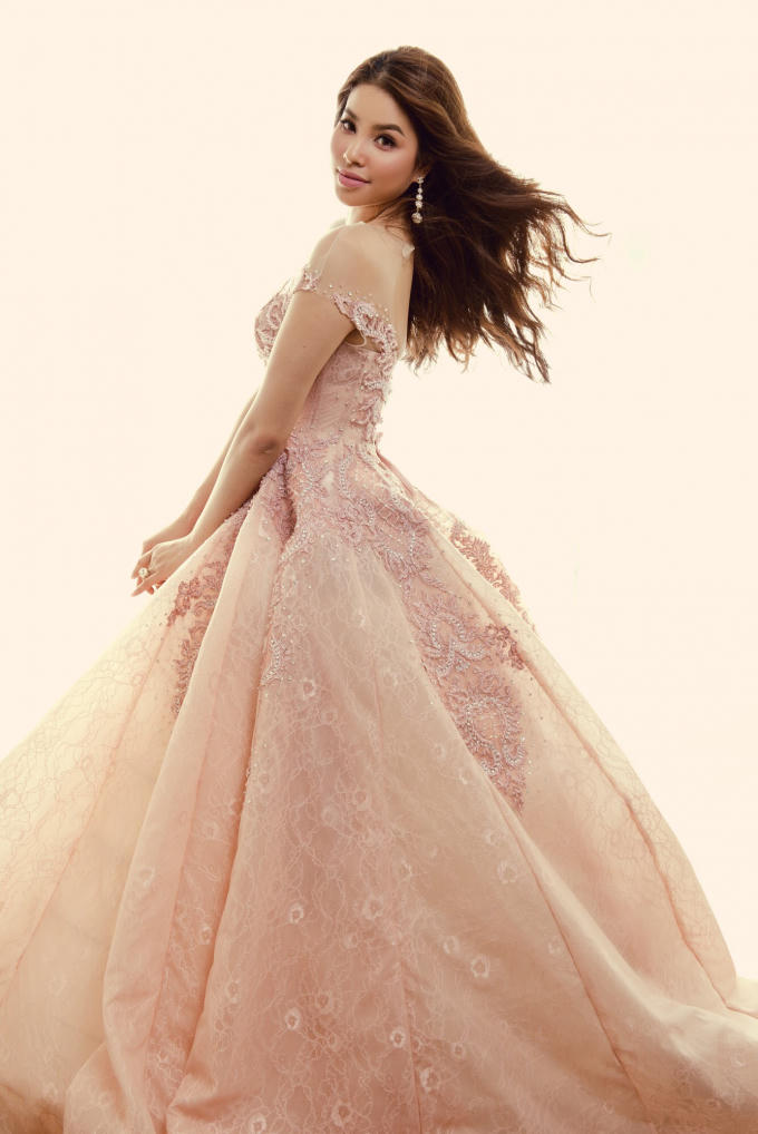 Phạm Hương luôn thể hiện và truyền tải thông điệp tự tin, nỗ lực và hết lòng vì đam mê của mình.