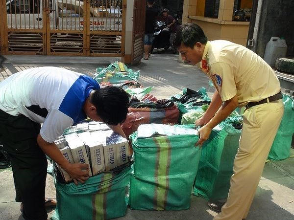 CSGT kiểm tra thu giữ hàng nghìn bao thuốc lá lậu. (Ảnh: báo An ninh thủ đô)