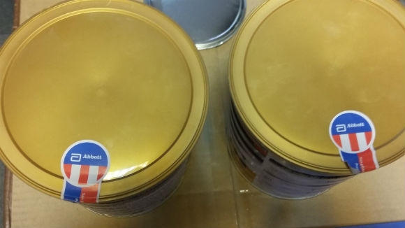 Cả hai hộp sữa PediaSure khi pha và phát hiện dị vật đều còn hạn sử dụng.