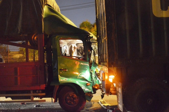Đầu xe tải biến dạng sau va chạm.