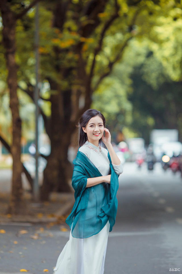 Phan Hồng Anh - cô giáo xinh đẹp của trường THPT chuyên Hà Nội - Amsterdam khoe nét duyên dáng giữa mùa thu Hà Nội