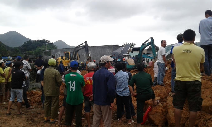 Người dân hiếu kỳ chứng kiến vụ việc.