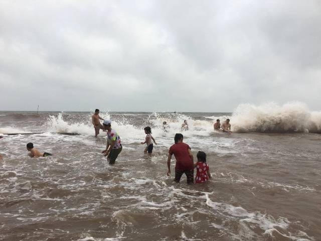 Nhiều đứa trẻ tỏ ra thích thú khi được tắm biển ngay trên đường.