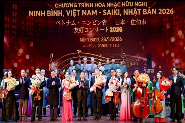 Ông Nguyễn Cao Sơn, Phó Chủ tịch UBND tỉnh Ninh Bình tặng hoa và quà lưu niệm cho các nghệ sỹ.
