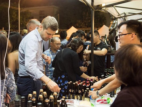 Du khách và người tiêu dùng Việt trải nghiệm những dòng bia độc đáo tại lễ hội bia Bỉ Việt Nam.