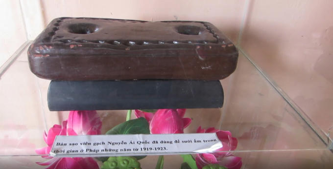 Bản sao viên gạch Bác Hồ đã dùng sưởi ấm trong thời gian ở Pháp những năm 1919 - 1923.