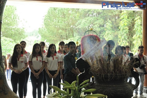 BTC Người đẹp Ảnh Việt Nam đến dâng hương tại Ngã ba Đồng Lộc.