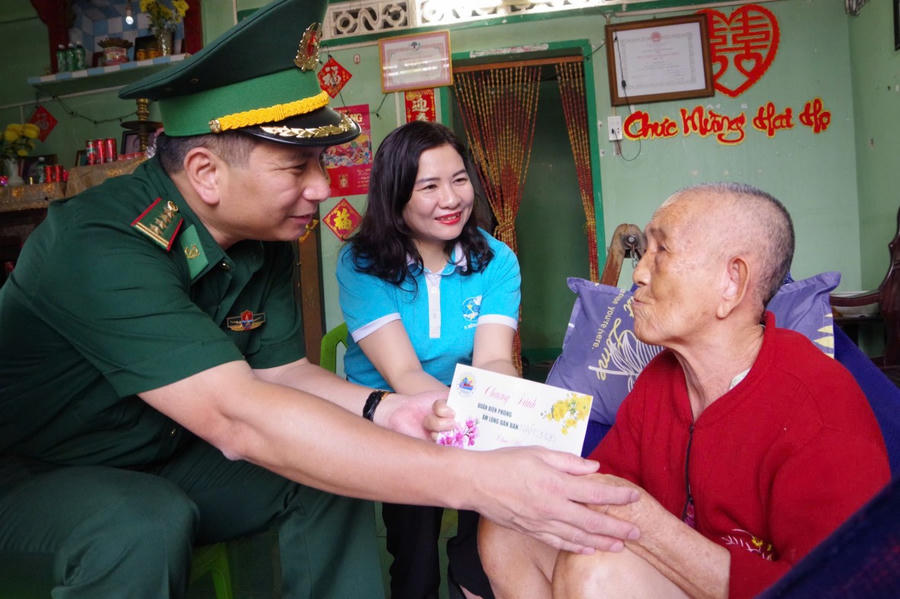Đoàn đại biểu chương trình “Xuân Biên phòng ấm lòng Dân bản” đến thăm, tặng quà các Mẹ Việt Nam anh hùng.