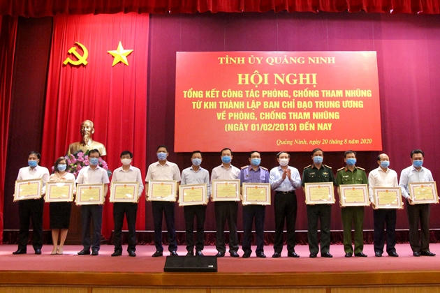 Bí thư Tỉnh ủy Quảng Ninh Nguyễn Xuân Ký trao Bằng khen cho các tập thể có thành tích xuất sắc trong công tác phòng, chống tham nhũng