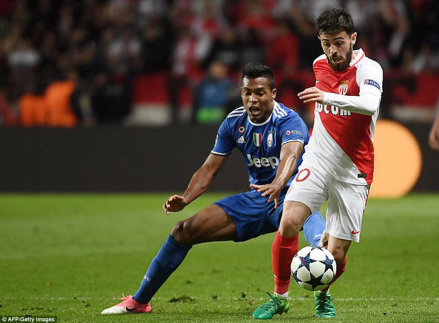 Alex Sandro đã khóa chặt được tầm nguy hiểm từ phía Silva.