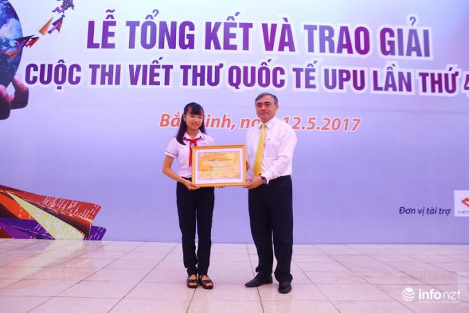 Thứ trưởng Bộ TT&TT Nguyễn Minh Hồng trao giải nhất cho em Tường Vi. (Ảnh: Infonet)