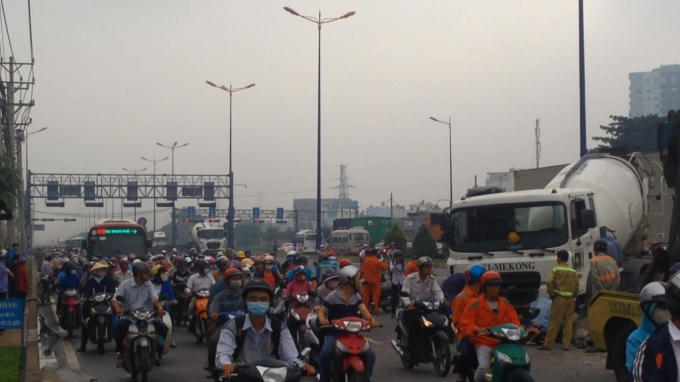 Giao thông qua khu vực gặp nhiều khó khăn.